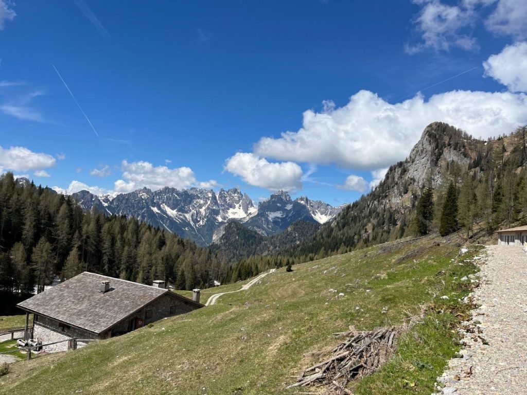 Da Casera Tragonia verso le Dolomiti Friulane. Foto Tommaso Lizzi