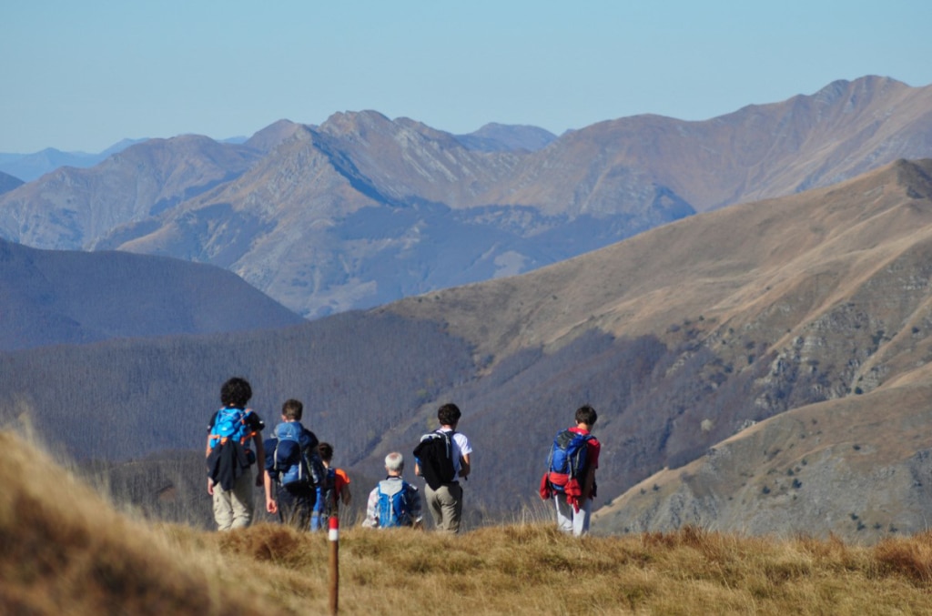 Escursionisti verso il Monte Prado, foto Stefano Ardito