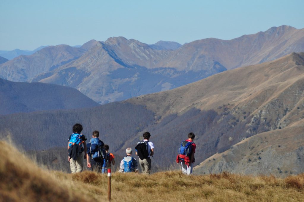 Escursionisti verso il Monte Prado, foto Stefano Ardito
