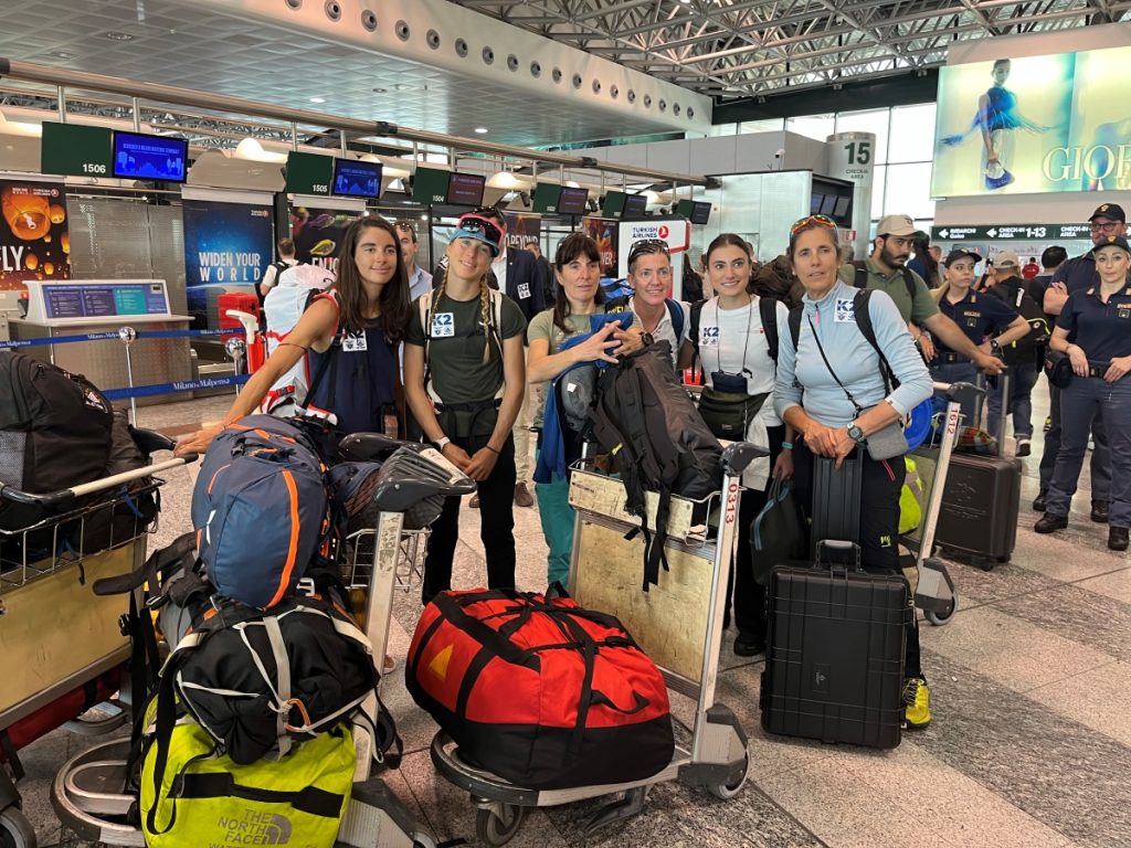 Le partecipanti alla spedizione K2-70 all'aeroporto della Malpensa @CAI