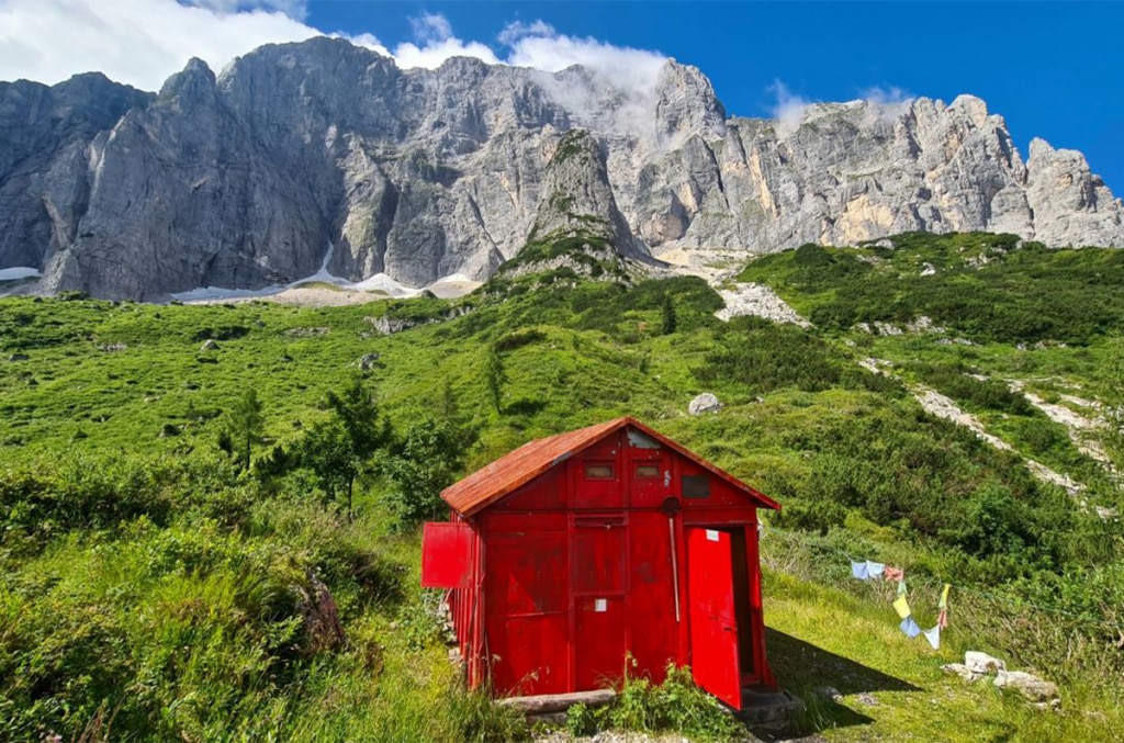 Il Bivacco Stuparich e il Montasio. Foto Stefano Ardito