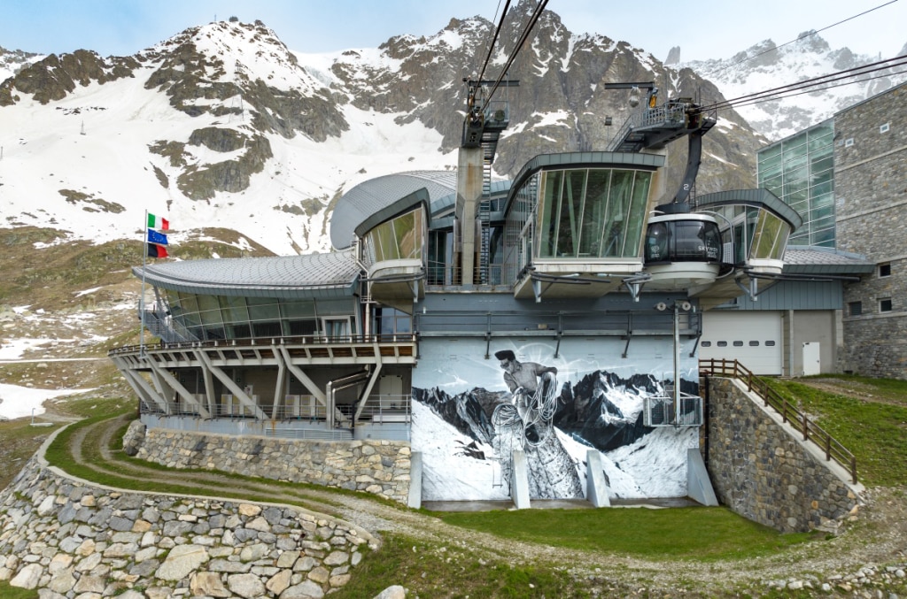 Il Murales dedicato a Bonatti al Pavillon