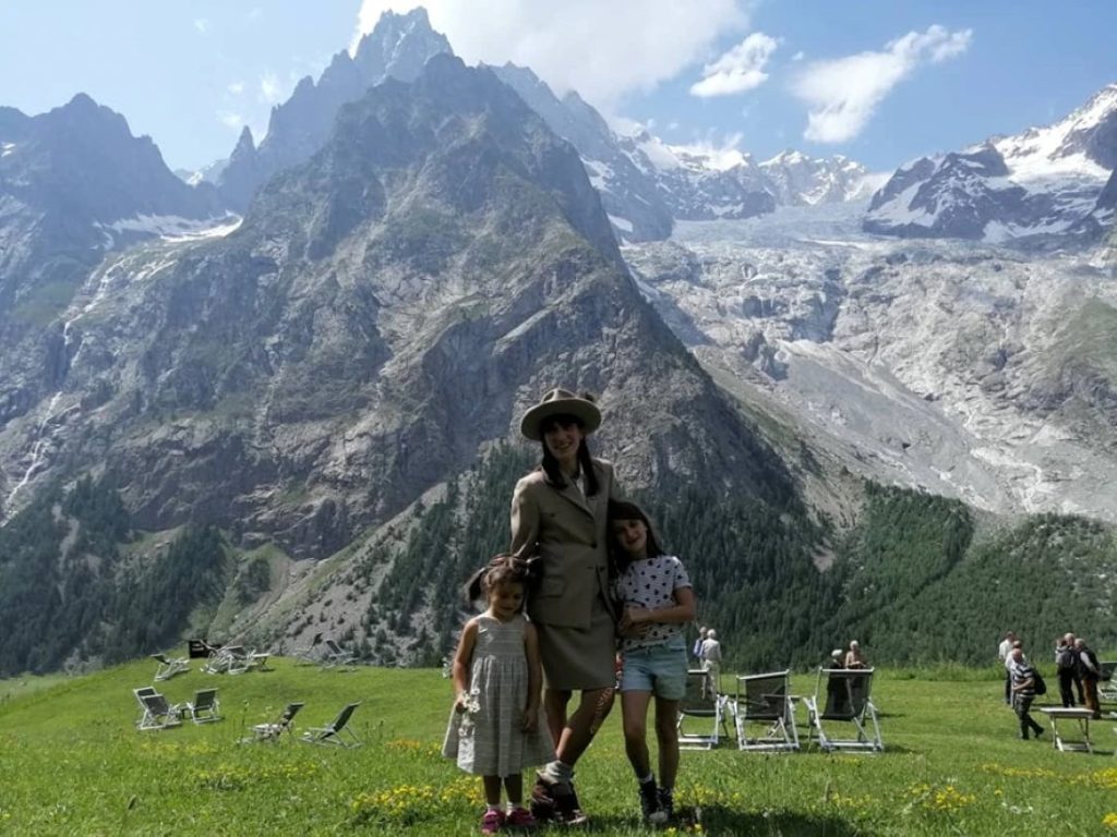 Anna Torretta con la divisa delle Guide di Courmayeur e le sue due bambine. FB Anna Torretta