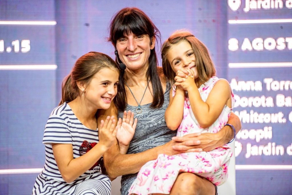 Anna Torretta con le due figlie. Foto Giacomo Buzio