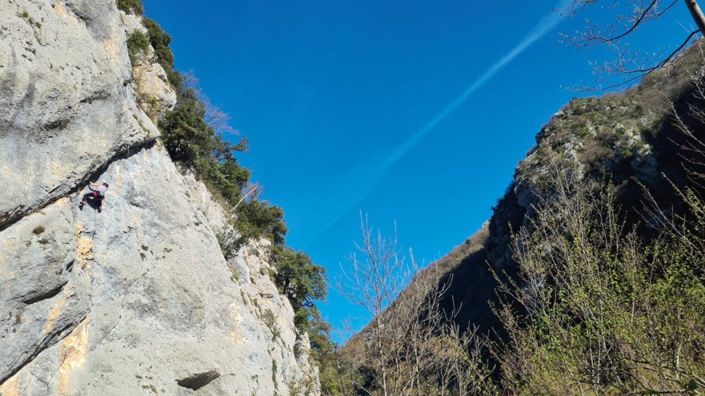 Anversa degi Abruzzi, Giada Di Matteo su Falco Pellegrino, 6b. Foto Stefano Ardito