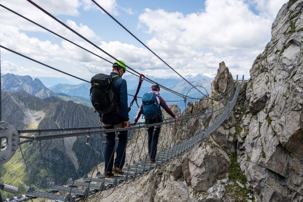 Una delle passerelle del Sentiero dei Fiori. Lo si percorre nel corso della terza tappa del Presanella Epic Trail CAringaStudio