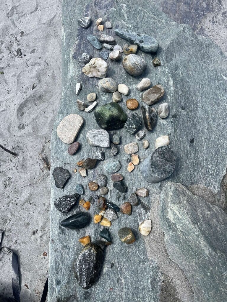 Cercare e scoprire pietre e cristalli nel greto del torrente. Ph Michele Comi