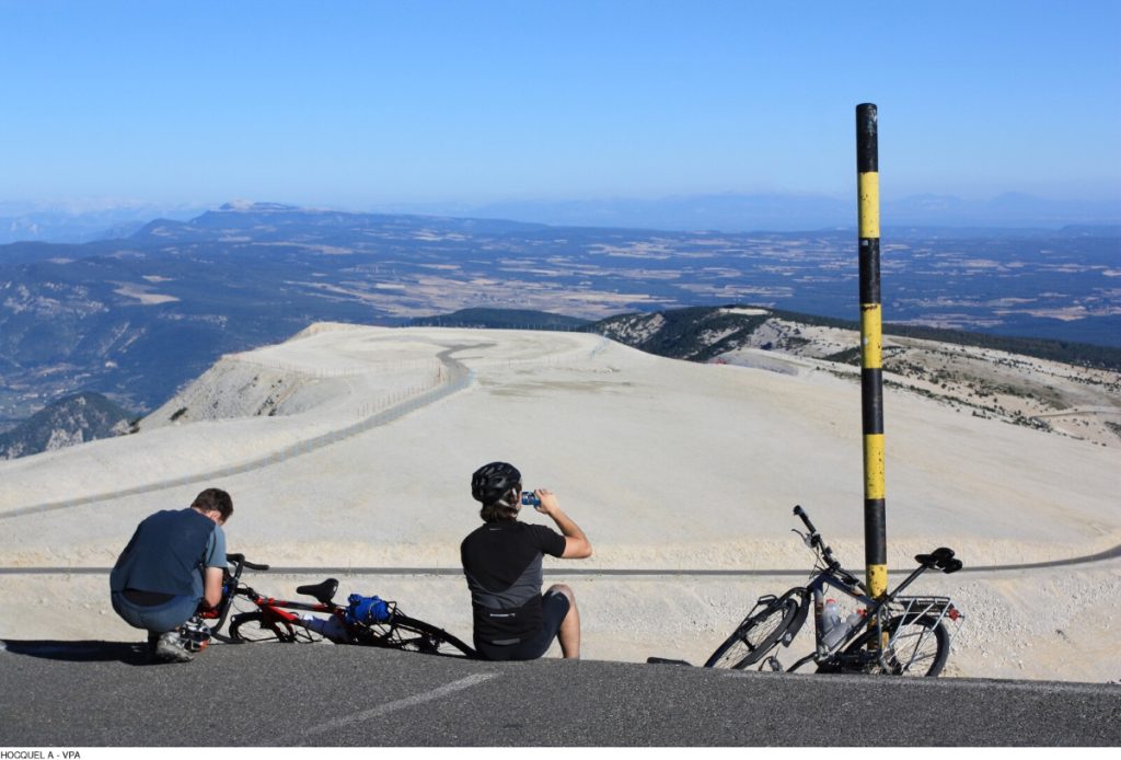 Ciclisti in vetta. Ph HOCQUEL A VPA
