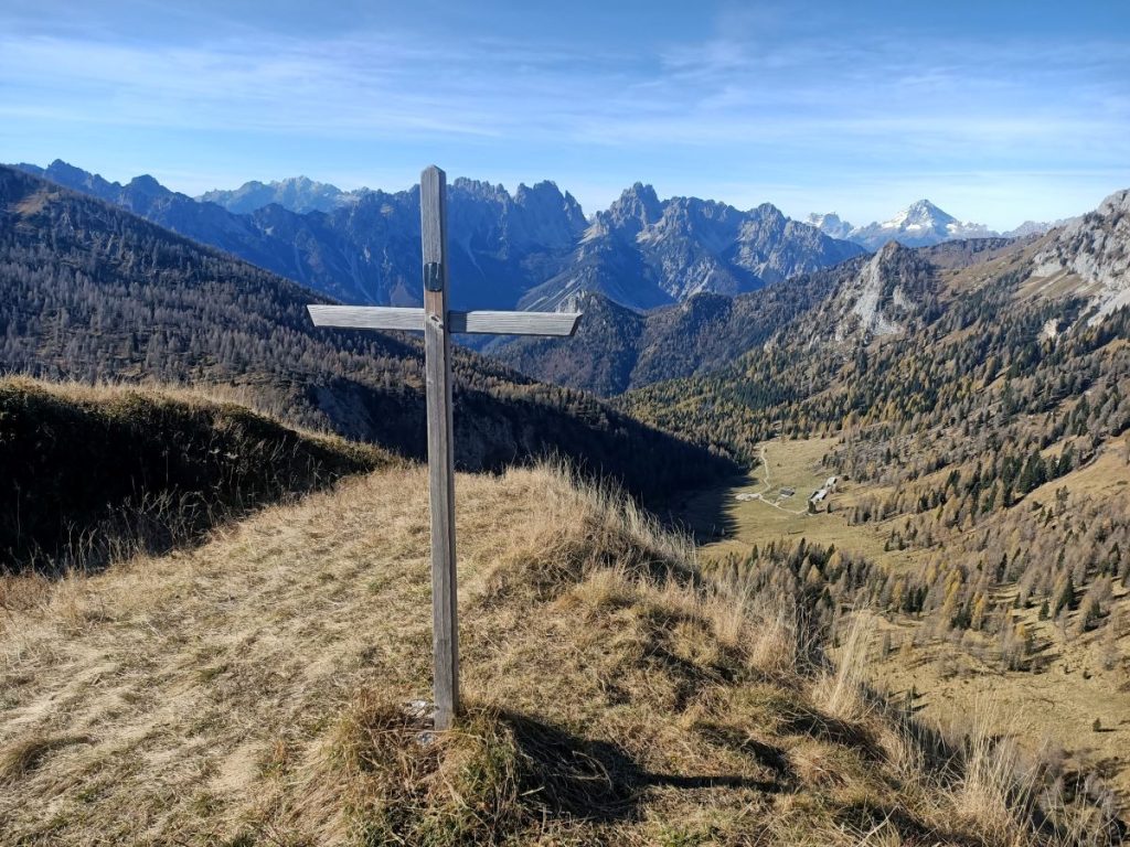 Col di San Giacomo, sullo sfondo Casera Tragonia e le Dolomiti Friulane. Foto Ivan Ursella
