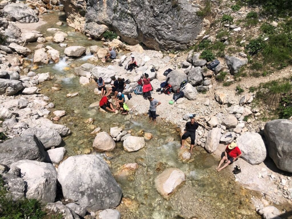 Escursionisti sulle rive del Boite. Foto Massimo Spampani