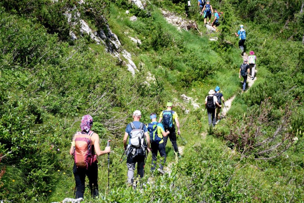 Escursionisti verso il bivacco Stuparich. Foto Stefano Ardito