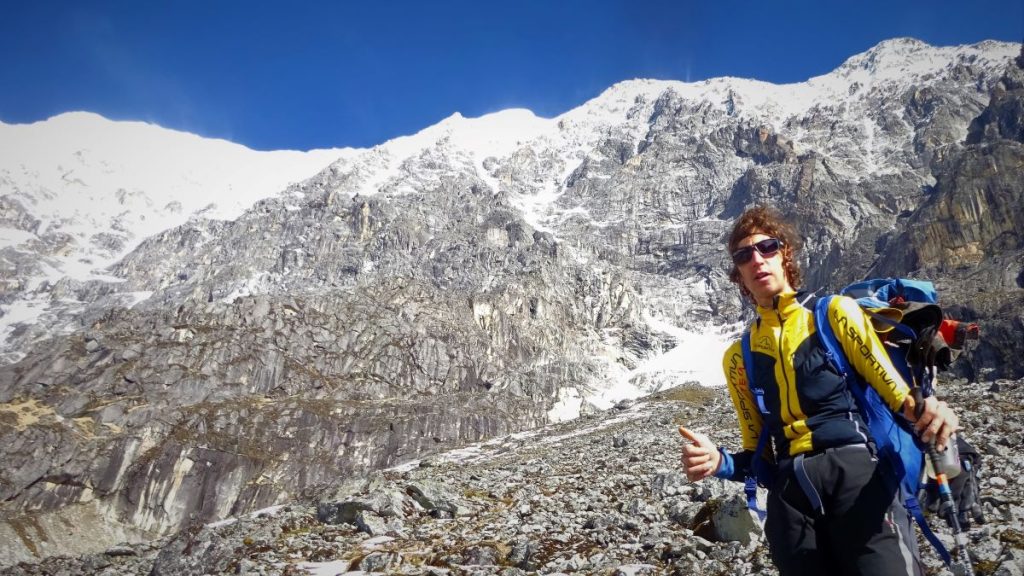 Franchini ai piedi del Lamo She (6070 m, Himalaya cinese) che ha salito in solitaria scalando l