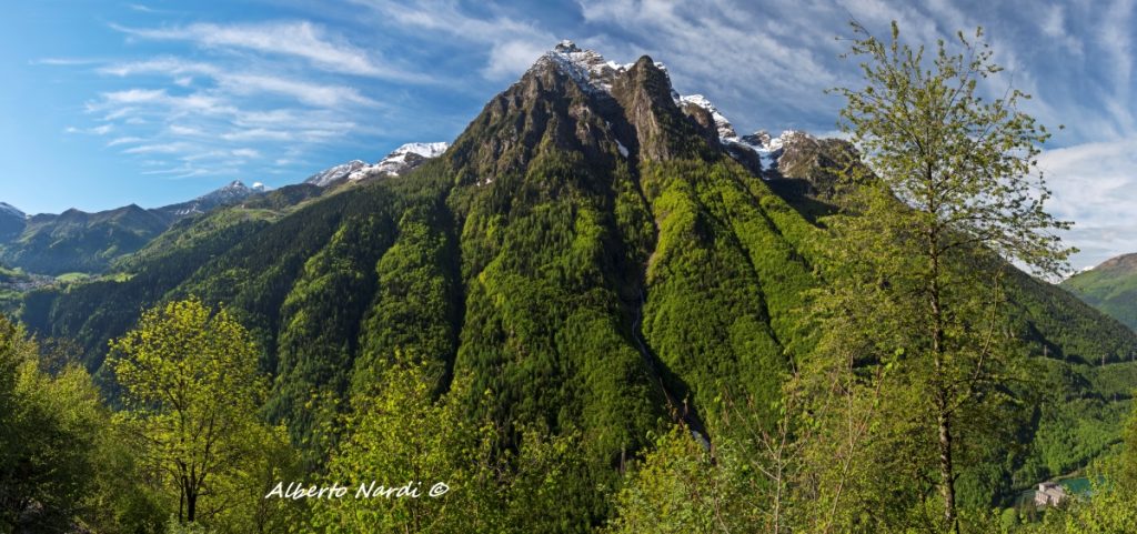 Il Pizzo delle Corna e il Monte Vigna Soliva dal sentiero che sale a Case Redorta. Foto Alberto Nardi