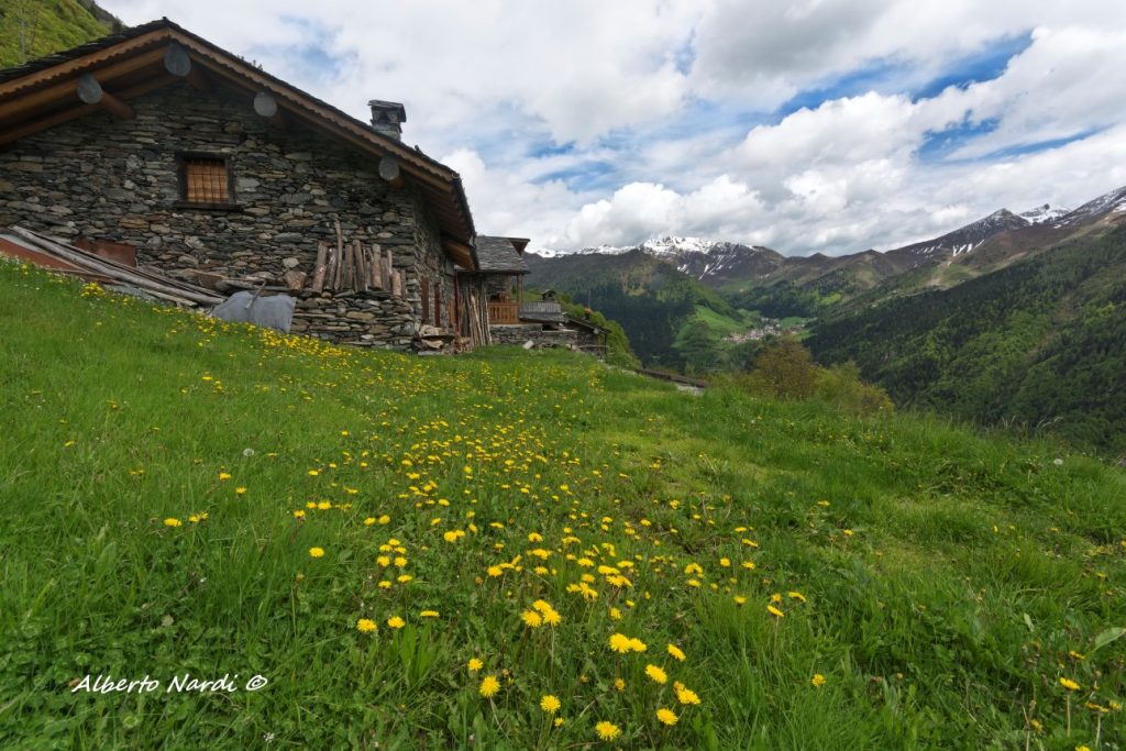 Il borgo di Case Redorta, sullo sfondo in basso il paese di Lizzola. Foto Alberto Nardi
