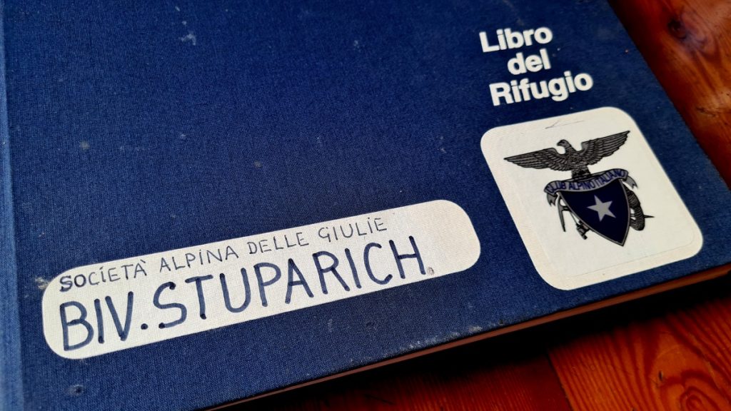 Il libro del Bivacco Stuparich. Foto Stefano Ardito