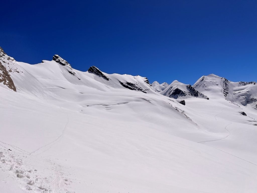 Il lungo traverso che dal colle del Breithorn porta al Polluce e poi al Castore. Foto Deborah Bionaz