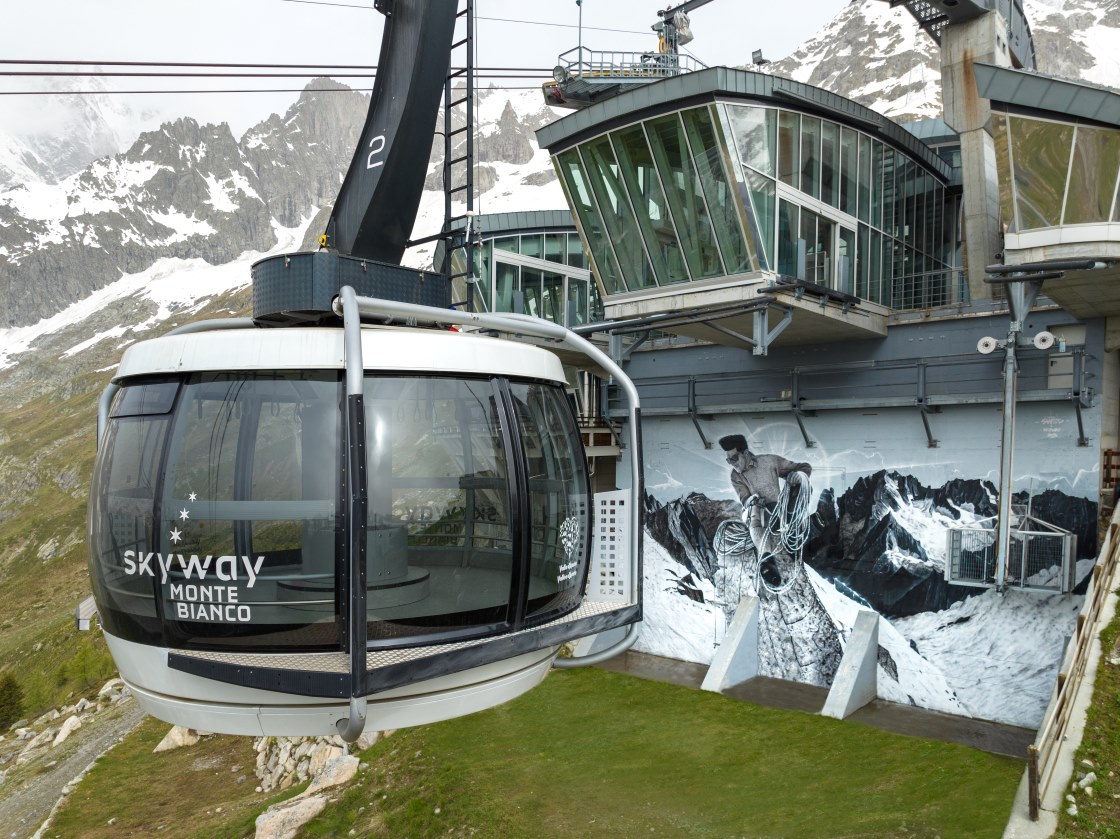 Walter Bonatti “conquista” una nuova parete sul Monte Bianco