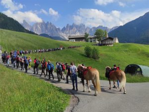 Il pellegrinaggio dei Ladini verso Sabiona