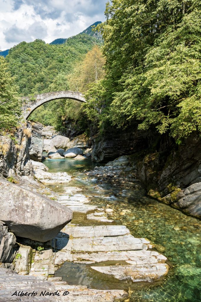 Il ponte in pietra sul fiume Maggia. Foto Alberto Nardi