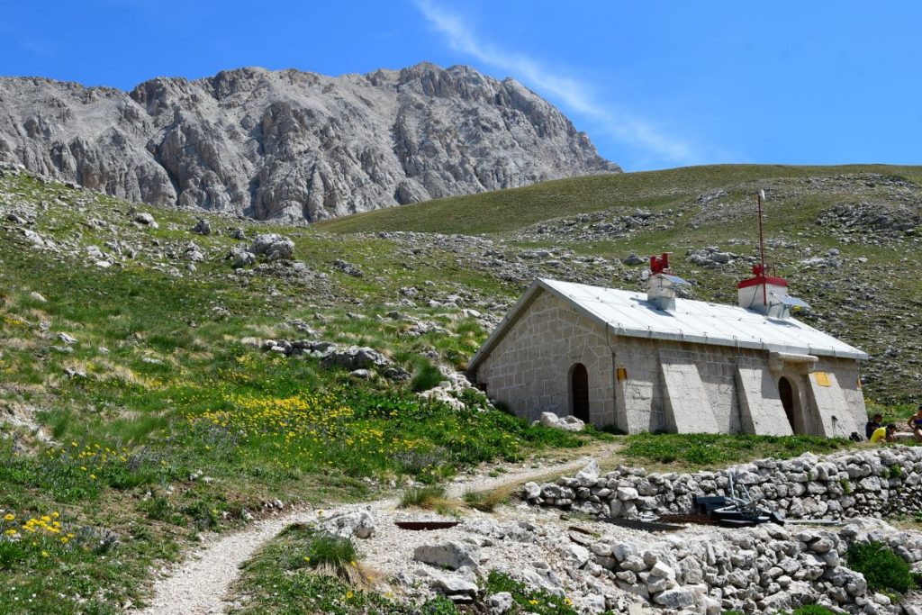 Il rifugio Garibaldi e il Corno Grande, foto Stefano Ardito