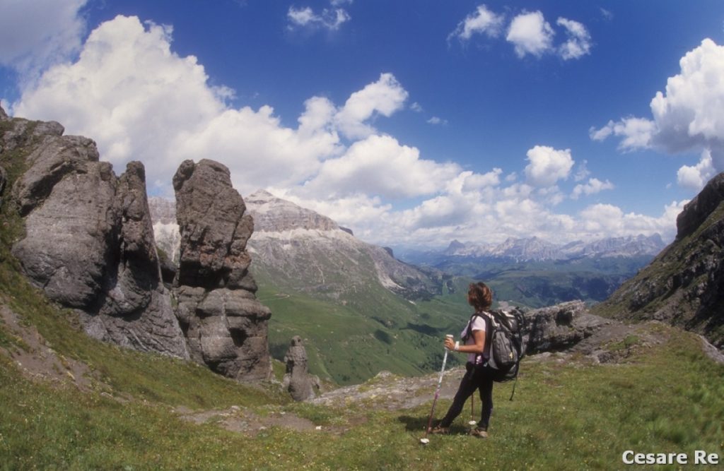 Il sentiero alto con il Sella sulla sullo sfondo. Più lontano, le Tofane . Foto Cesare Re