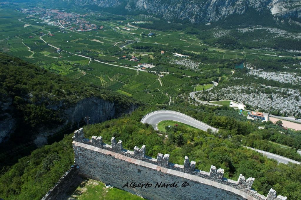 La Valle del Sarca vista dal Castello di Drena. A sinistra il canyon nel quale è tracciata la ferrata. Foto Alberto Nardi