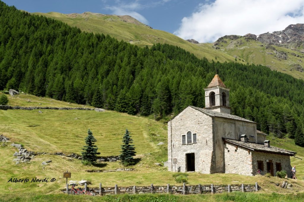 La chiesa di San Bernardo, in Val di Rezzalo. Foto Alberto Nardi