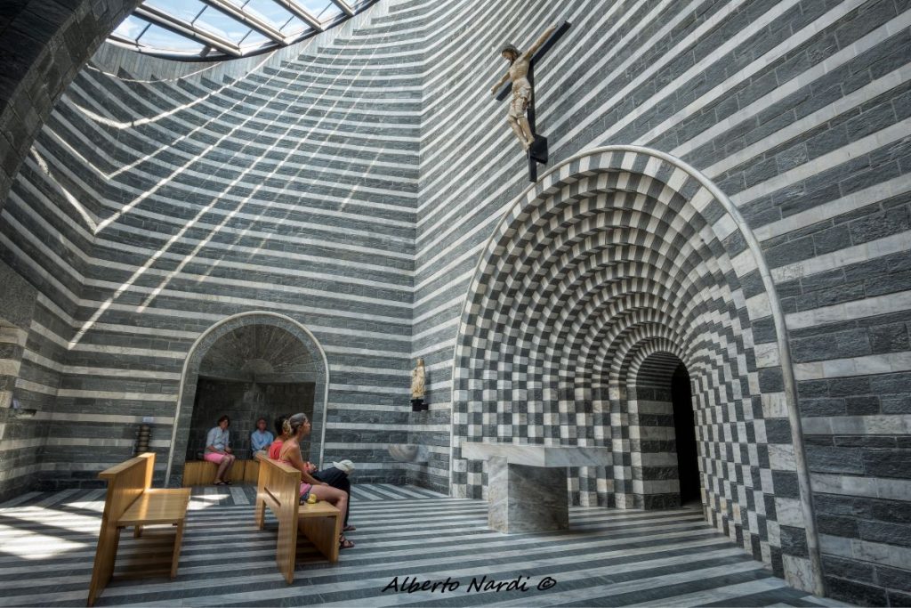 La chiesa progettata da Mario Botta a Mogno. Foto Alberto Nardi