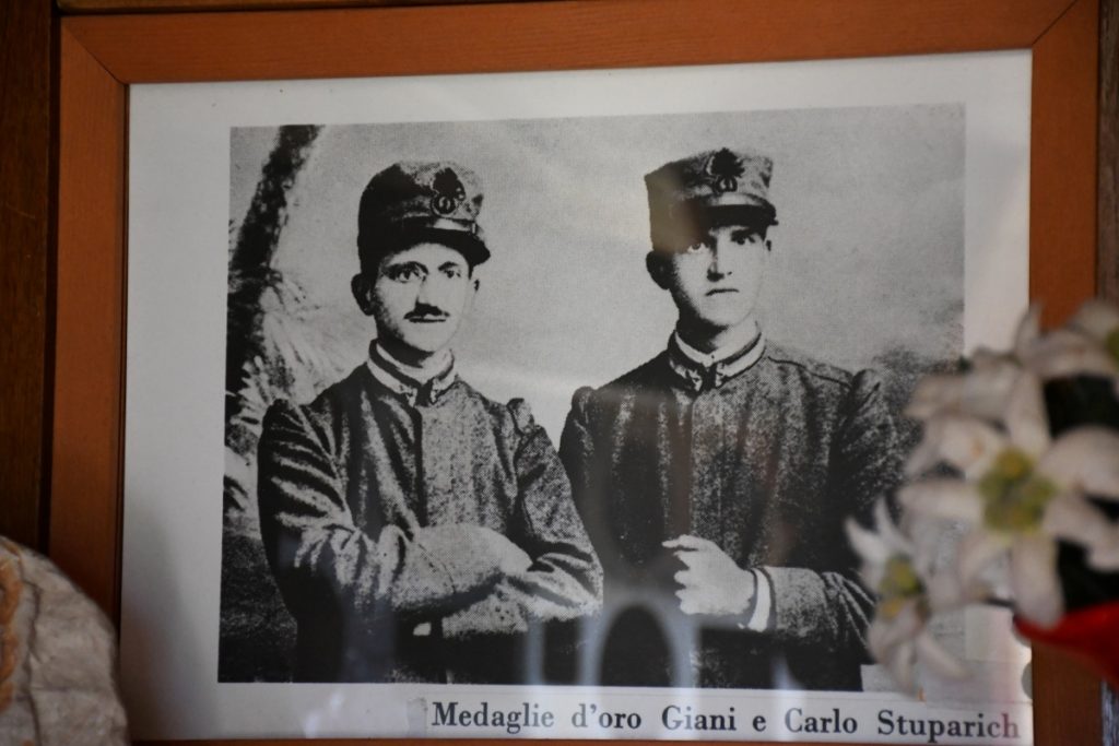 La foto di Carlo e Giani Stuparich nel bivacco. Foto Stefano Ardito
