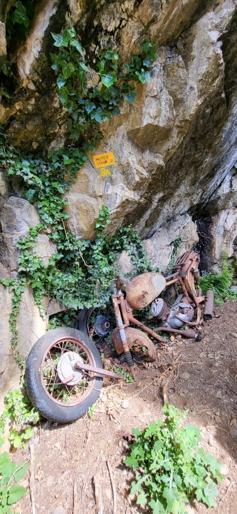 La moto trovata nel bosco e lasciata ai piedi della via battezzata Motor crack (8a)