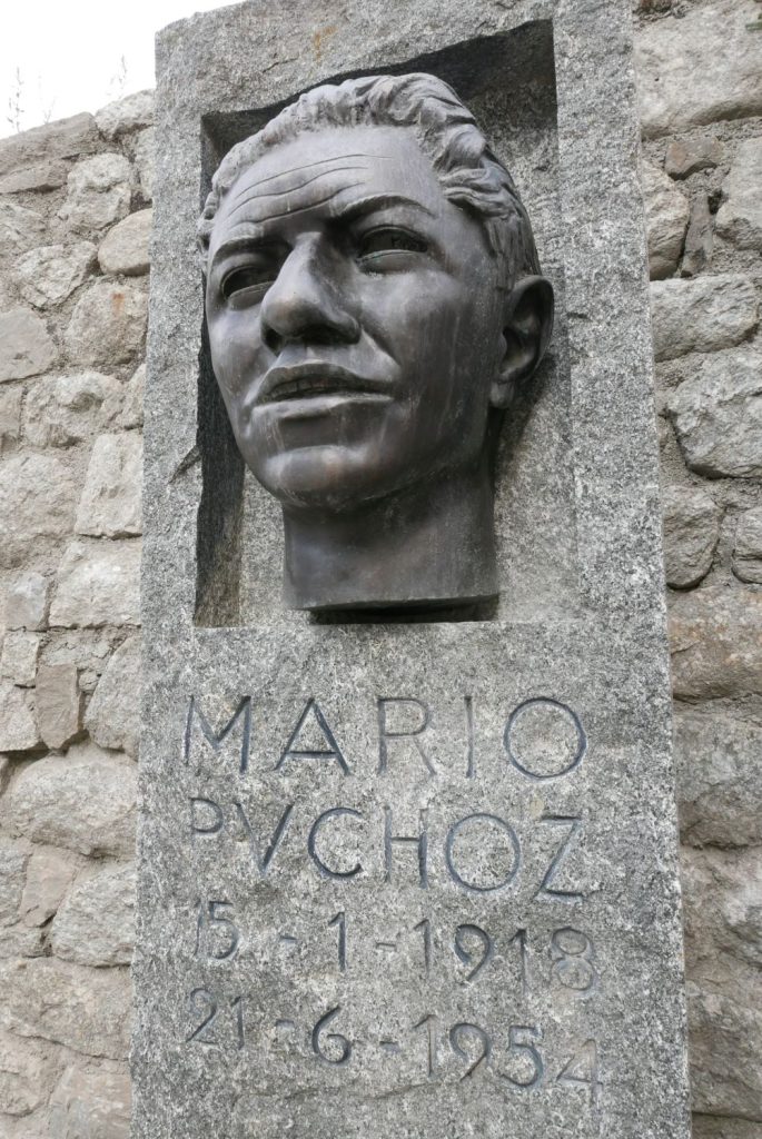 La statua di Mario Puchoz a Courmayeur, foto Stefano Ardito