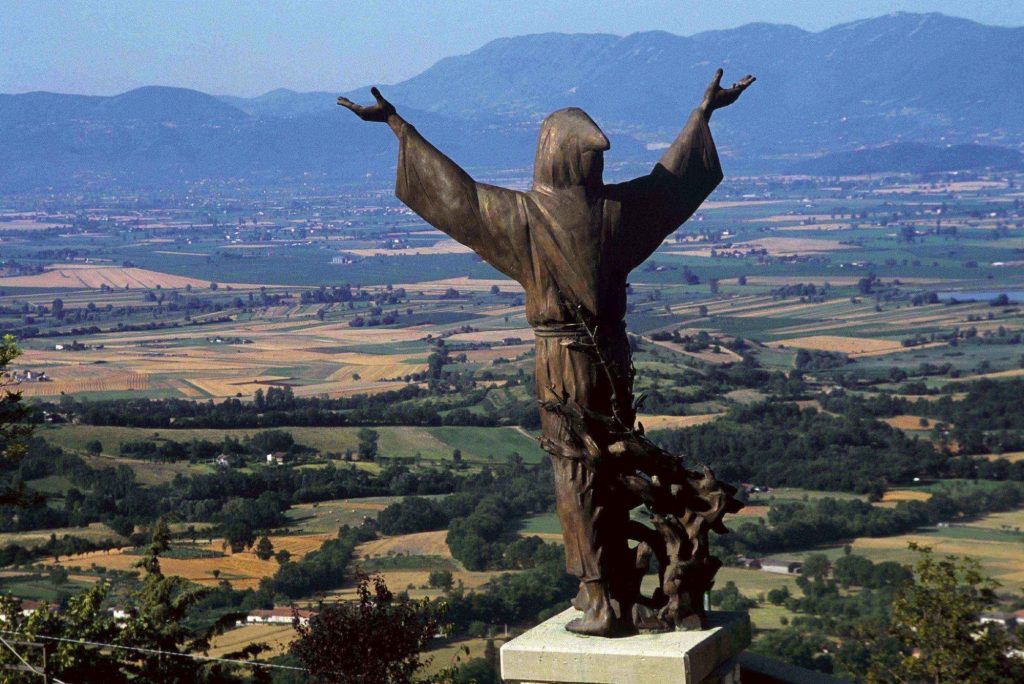La statua di San Francesco affacciata sulla Valle Santa Reatina