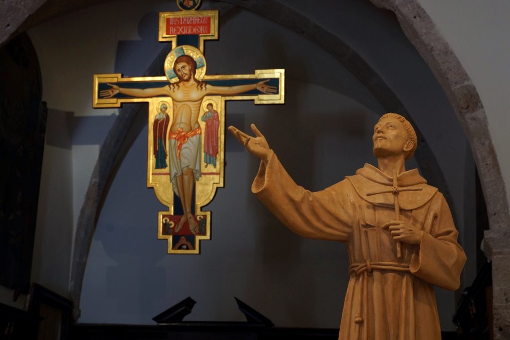 La statua e il crocifisso francescano a Poggio a Bustone
