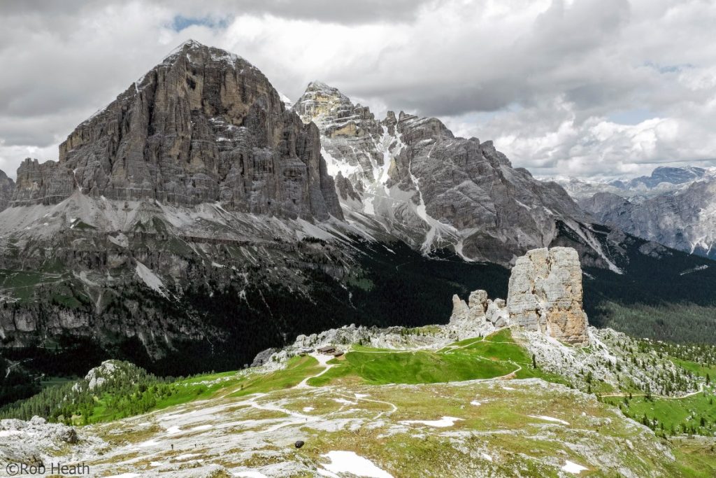 Le Cinque Torri oggi e, sullo sfondo, la Tofana di Rozes. Foto Rob Heath