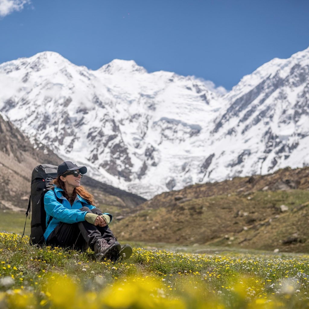Naila Kiani ai piedi del Nanga Parbat. Foto FB Naila Kiani