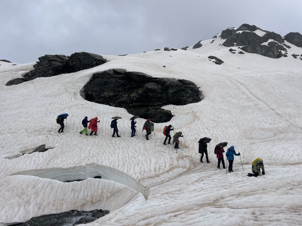 Procediamo in fila, con la vista orientata in basso dai cappucci avvolgenti ph Michele Comi