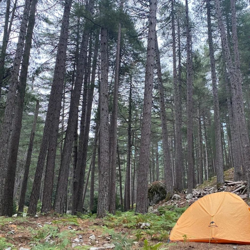 Si può campeggiare solo in luoghi prestabiliti e vicini ai rifugi. Foto Matteo Colizzi