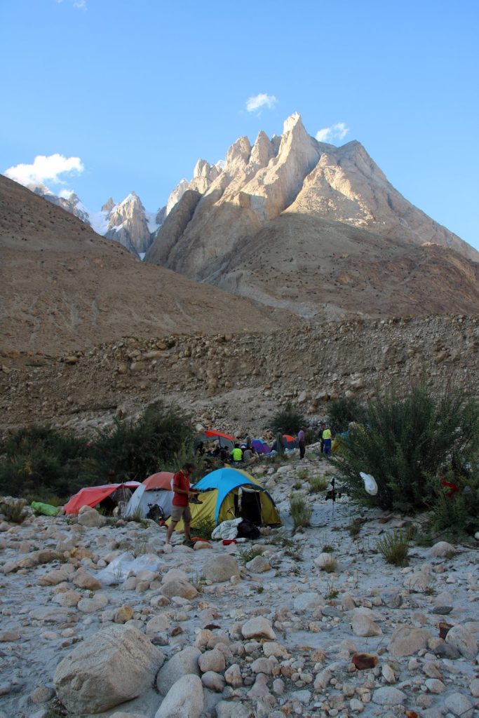 Spesso si devono montre le tende sulle pietraie. Foto Matteo Colizzi