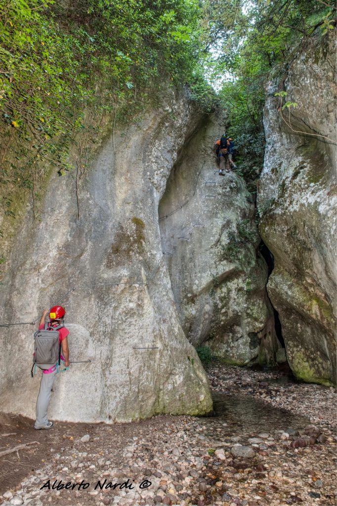 Staffe conficcate nella roccia aiutano a superare un tratto ripido. Foto Alberto Nardi