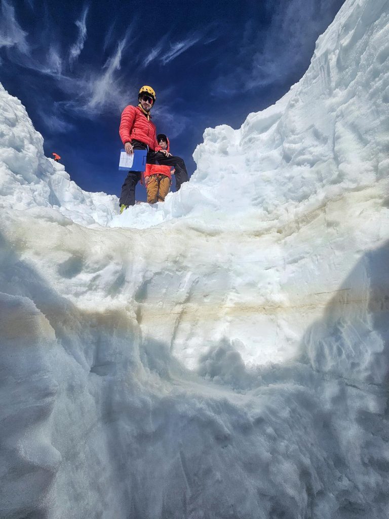 Tecnici durante le rilevazioni sui ghiacciai trentini