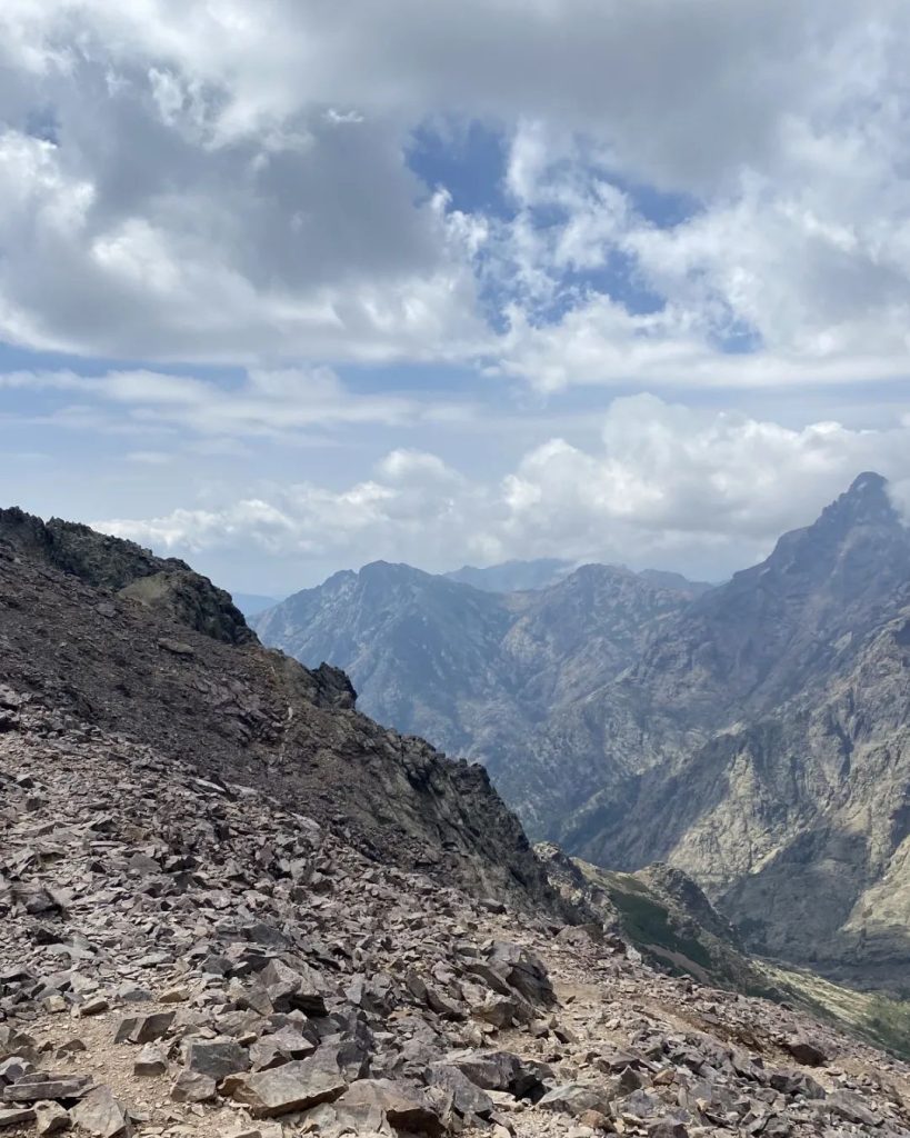 Terreno spesso molto accidentato. Foto Matteo Colizzi