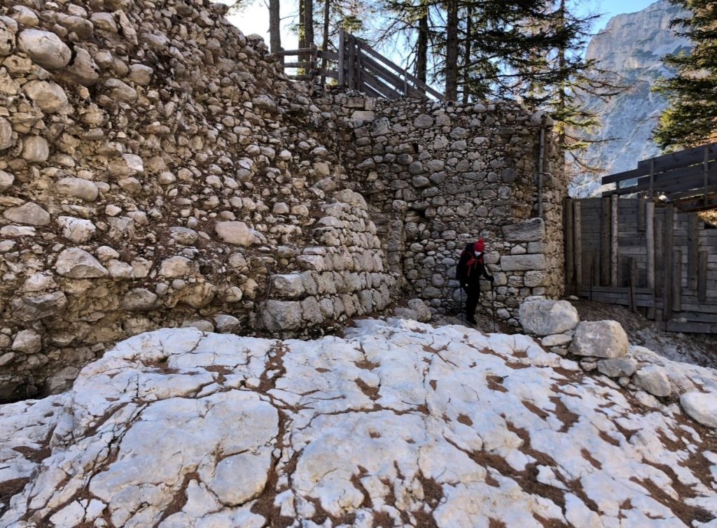 Tra i ruderi del castello. Foto Massimo Spampani