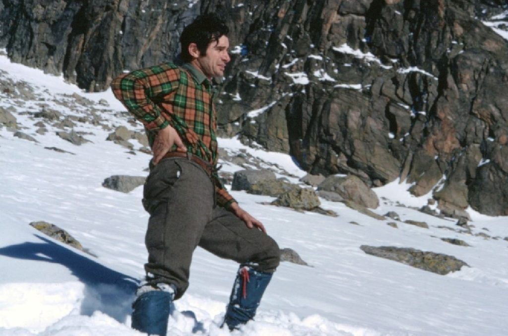 Un giovane Ugo Manera sotto il Becco di Valsoera @ Archivio Ugo Manera