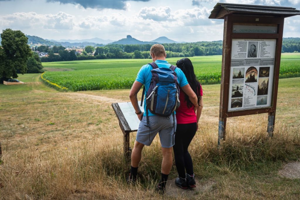 Un pannello informativo lungo il sentiero. Foto Philipp Zieger, Tourismusverband Sächsische Schweiz