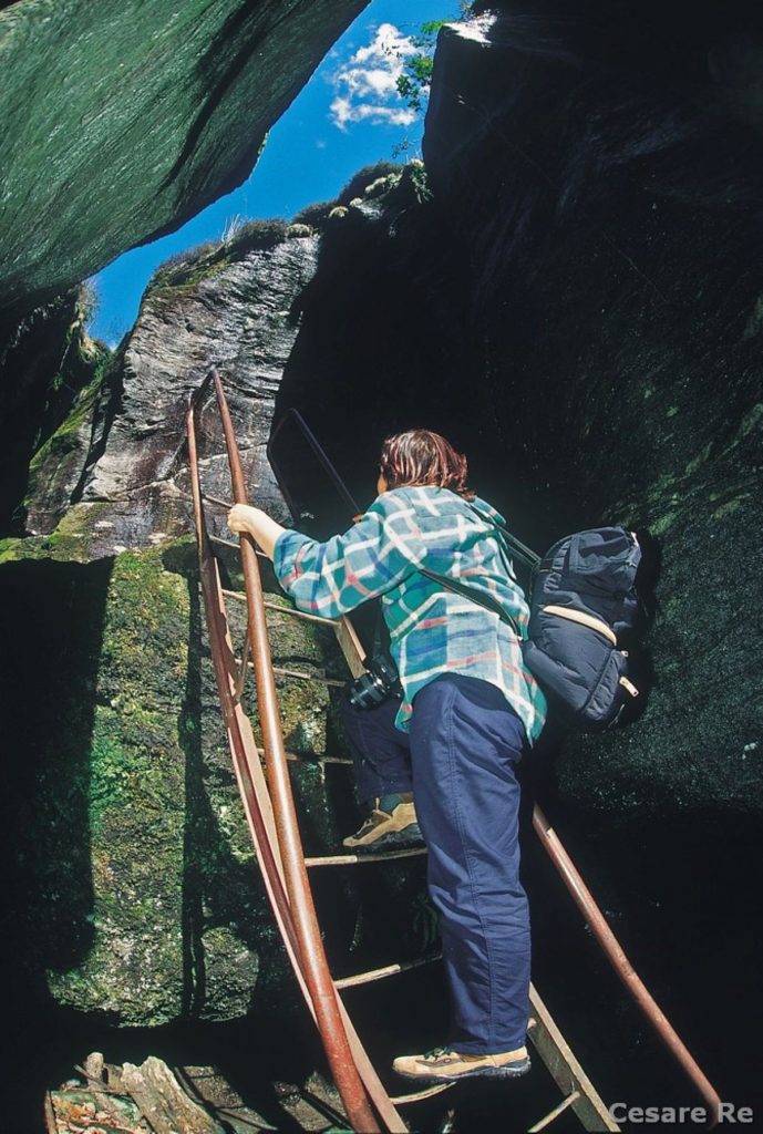 Una scala di ferro aiuta la visita degli Orridi. Foto Cesare Re