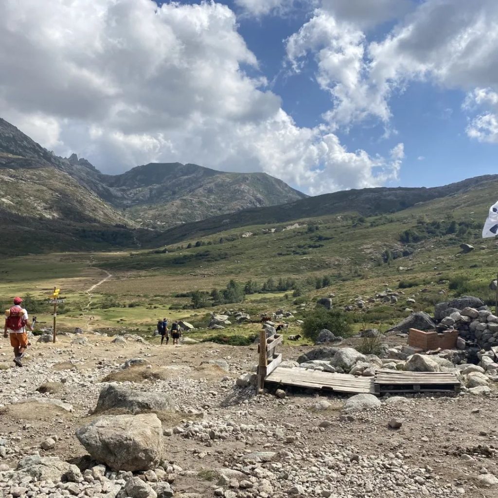 Verso il rifugio di Manganu, durante la sesta tappa. Foto Matteo Colizzi