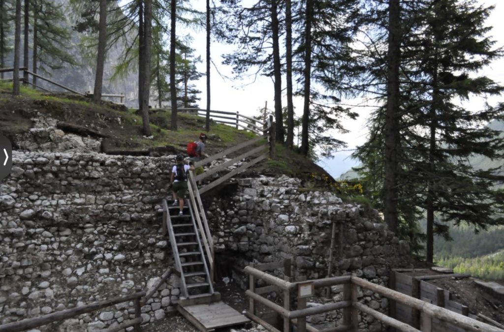 Visita facilitata tra i ruderi del castello. Foto dolomiti.org