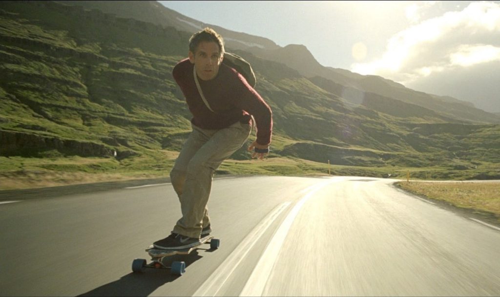 Walter Mitty (Ben Stiller) sfreccia su longboard in Islanda