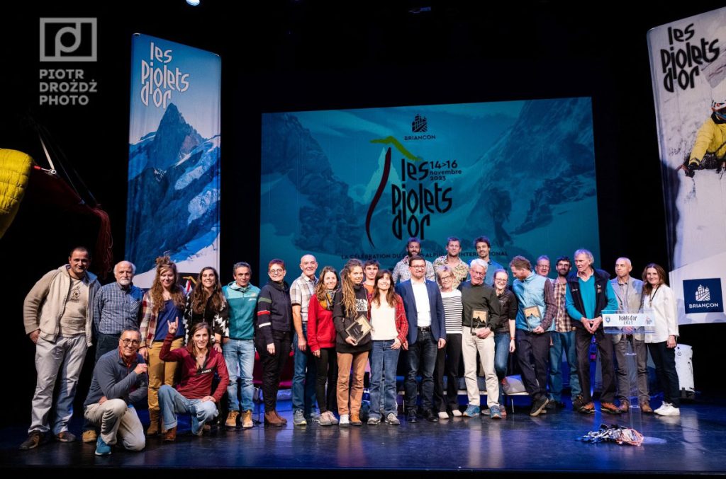 Foto di gruppo dei vincitori dei Piolets d'or 2023. @ Piotr Drozdz