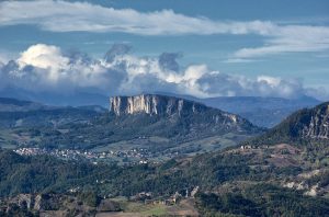 La vista sulla Pietra di Bismantova dalle pendici del Monte Valestra. Foto Roberto Carnevali